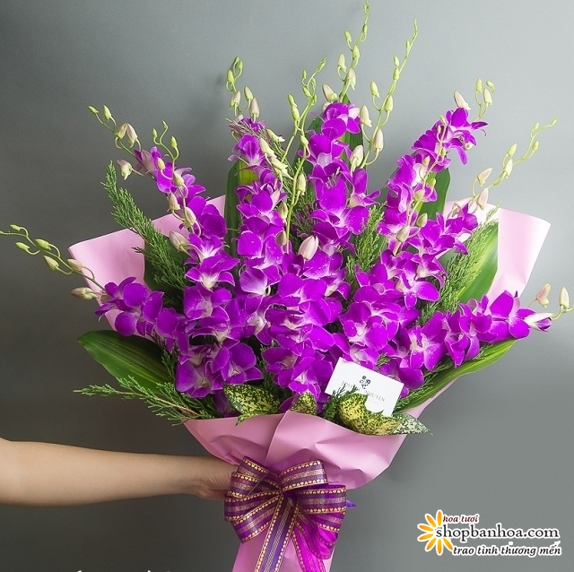 Mẫu hoa tặng sinh nhật mẹ tràn đầy sự tươi mới và đầy ý nghĩa. Với những cánh hoa đang nở rộ và màu sắc tươi tắn, mẫu hoa này sẽ là món quà ý nghĩa để tặng cho người mẹ của bạn trong ngày sinh nhật của cô ấy.